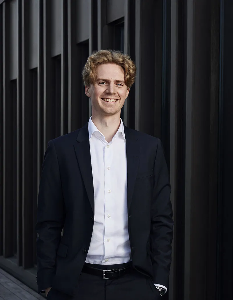 Maestro Abogado Adrian M. ØSTBERG